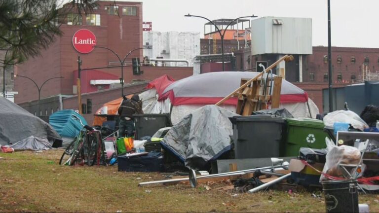 Avis d'expulsion distribués dans un campement pour sans-abri de la rue Notre-Dame