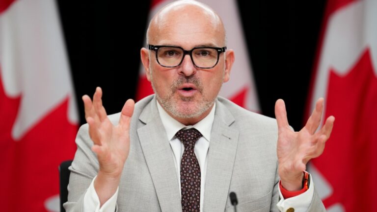 « Embarrassé » : un député néo-démocrate demande à Randy Boissonnault de démissionner suite à de fausses allégations autochtones