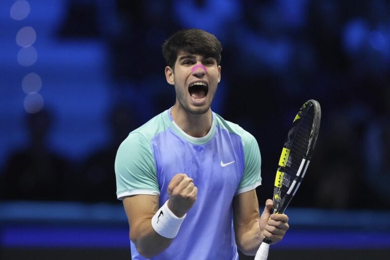 Alcaraz surmonte ses problèmes physiques pour revenir en lice pour les finales de l'ATP ; Zverev gagne encore