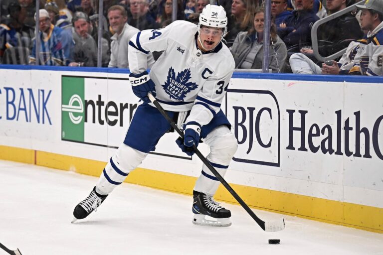 Auston Matthews revient à l'entraînement des Maple Leafs mais pourrait ne pas être prêt à jouer avant samedi