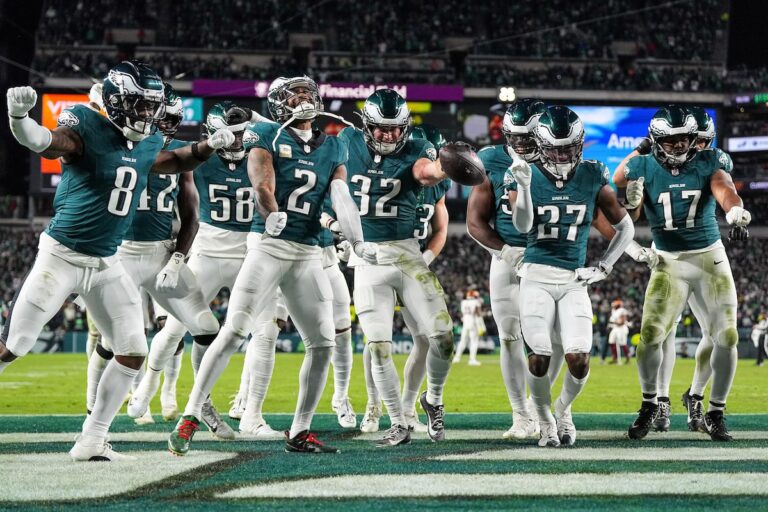 Barkley court pour deux touchés, les Eagles battent les Commanders 26-18 pour prolonger l'avance de la NFC Est