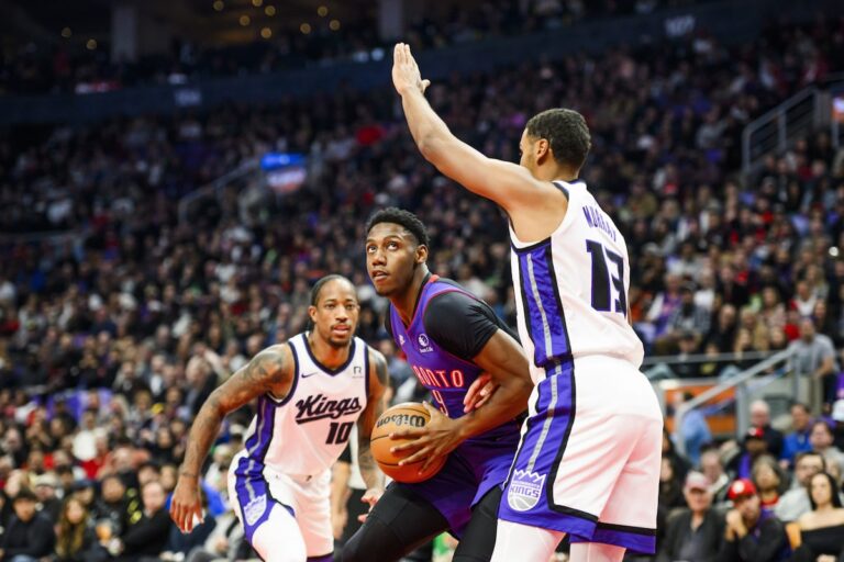 Barrett du Canada marque 31 points alors que les Raptors de Toronto repoussent les Kings de Sacramento pour une victoire de 131-128 en prolongation