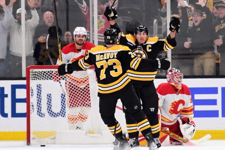Brad Marchand marque un but en prolongation pour mener les Bruins à une victoire de 4-3 contre les Flames