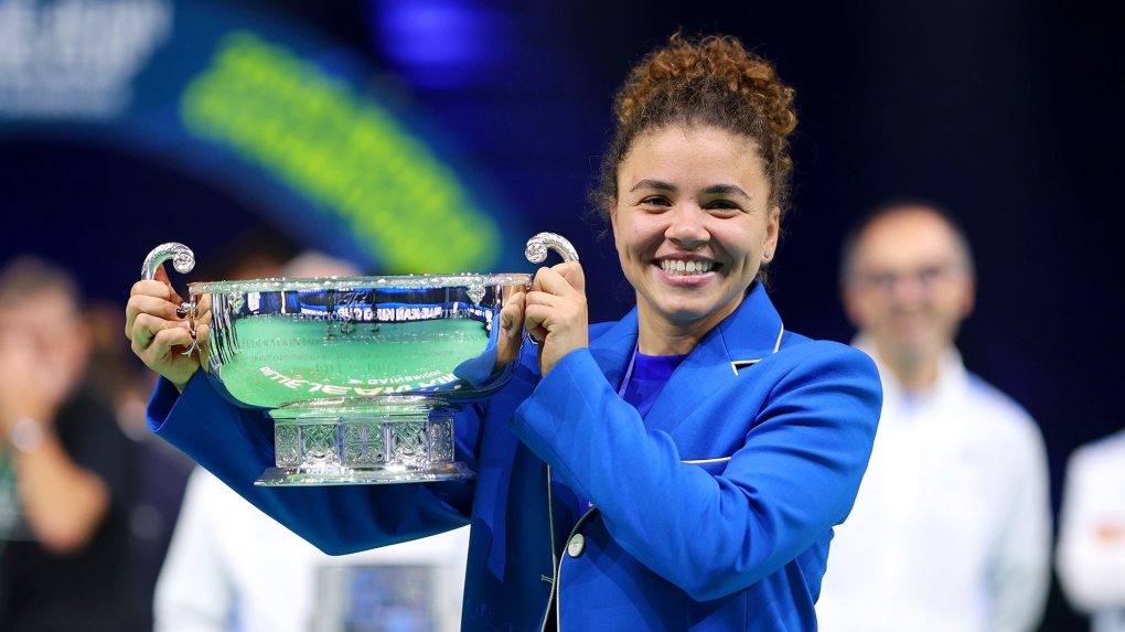 "C'est une blague" : la star du tennis italien couronnée championne du monde après avoir remporté l'or olympique a du mal à croire à son propre succès