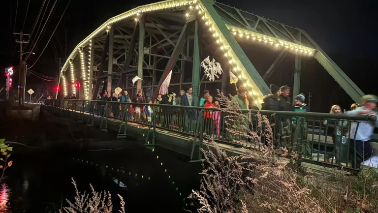 Coincé dans le Vermont : des centaines de personnes défilent à Montpellier pour célébrer l'illumination de sept ponts