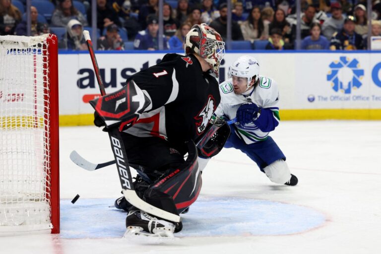 Conor Garland marque deux buts, dont le vainqueur en prolongation alors que les Canucks se rassemblent pour battre les Sabres 4-3