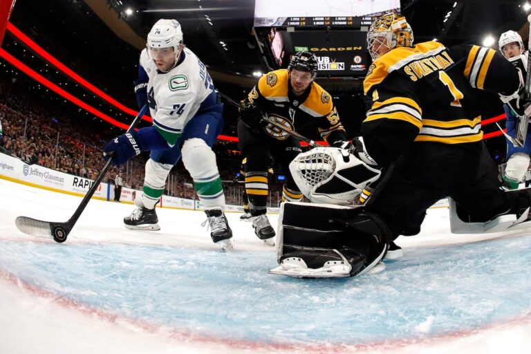 DeBrusk marque en retour à Boston alors que les Canucks blanchissent les Bruins 2-0 derrière Lankinen