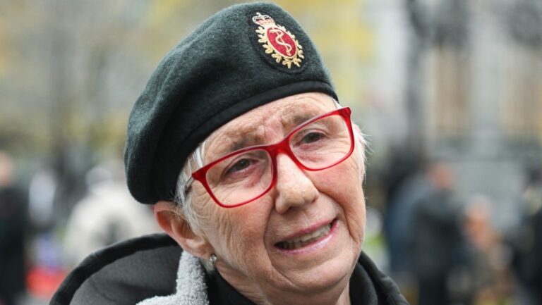 Des vétérans purgés de l'armée pour orientation sexuelle déposent une couronne lors d'une cérémonie à Montréal