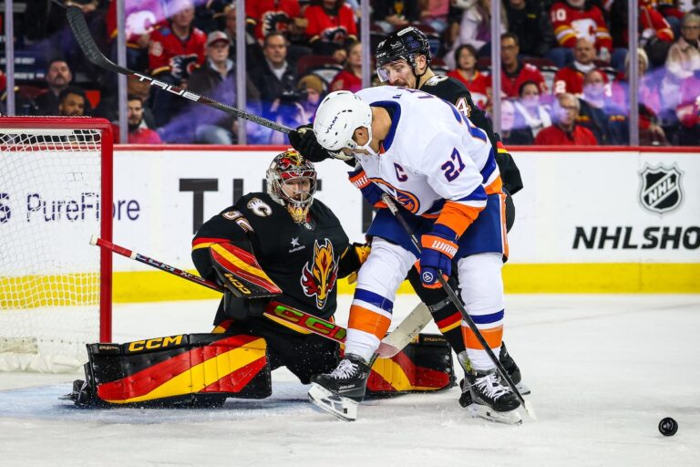 Dustin Wolf solide alors que les Flames s'accrochent pour une victoire de 2-1 en tirs de barrage contre les Islanders