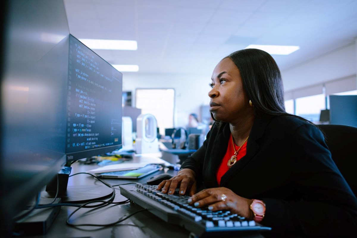 Emplois de l'avenir : le nouveau programme du Cambrian College semble « sous le capot » de l'IA