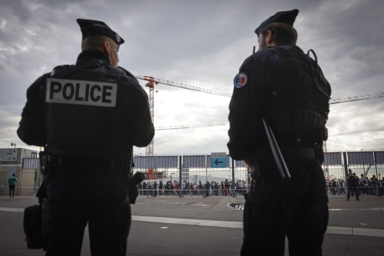 Forte présence policière mais peu de supporters en visite pour le match de football France-Israël après les attentats