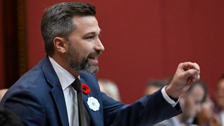Gabriel Nadeau-Dubois de Québec solidaire prendra un congé parental