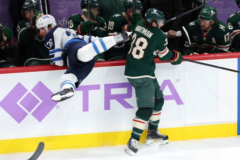 Hellebuyck réalise 43 arrêts, Iafallo marque deux fois pour donner aux Jets une victoire 4-1 contre Wild