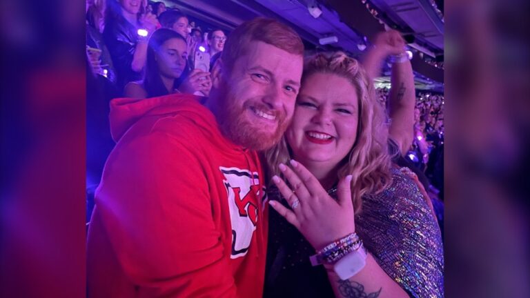 Histoire d'amour : un couple néo-écossais se fiance au spectacle de Taylor Swift à Toronto