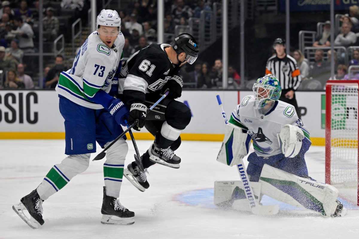 Hughes poursuit sa séquence, les Canucks surmontent la défaite de Boeser pour battre les Kings 4-2