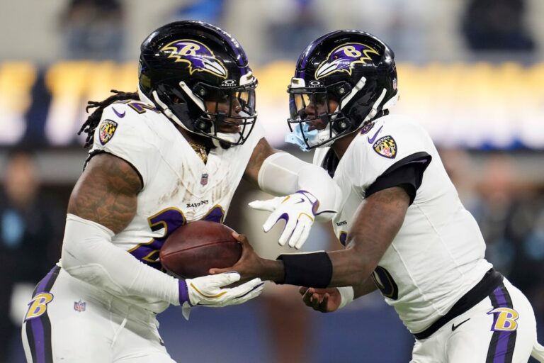 Jackson compte 3 touchés, John Harbaugh passe à 3-0 contre son frère alors que les Ravens battent les Chargers 30-23