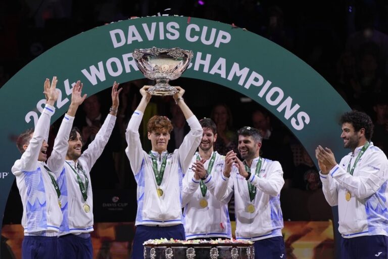 Jannik Sinner mène l'Italie devant les Pays-Bas pour son deuxième titre consécutif en Coupe Davis