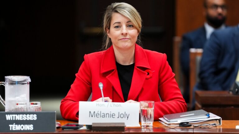 Joly affirme que le plan d'immigration du Canada résiste aux menaces d'expulsion de Trump