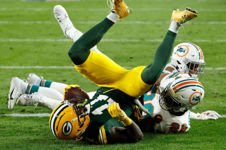Jordan Love se connecte avec Jayden Reed sur deux touchés alors que les Packers utilisent un démarrage rapide pour battre les Dolphins 30-17