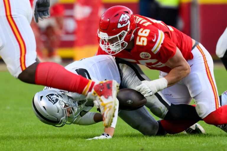 KC récupère un snap bâclé par les Raiders dans les dernières secondes et décroche une place en séries éliminatoires avec une victoire de 19-17