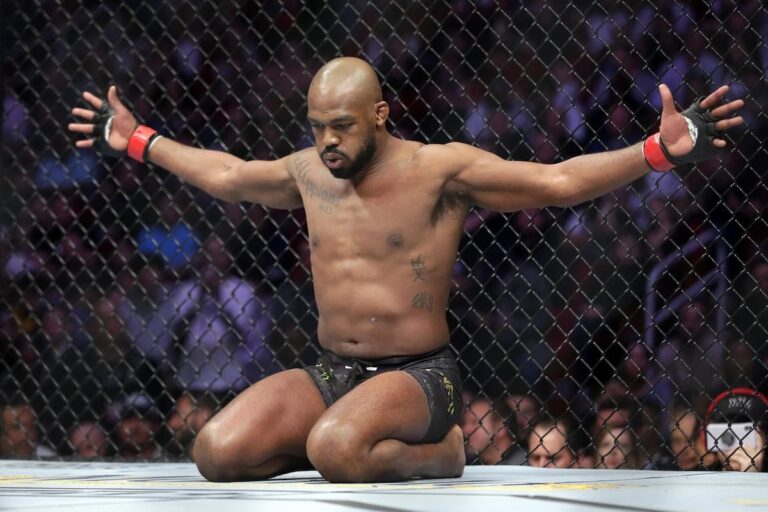 L'UFC abandonne ses nouveaux gants de combat conçus pour minimiser les coups dans les yeux après seulement 6 mois