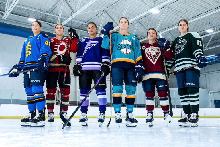 La PWHL dévoile des maillots de match avec de nouveaux noms d'équipe et logos