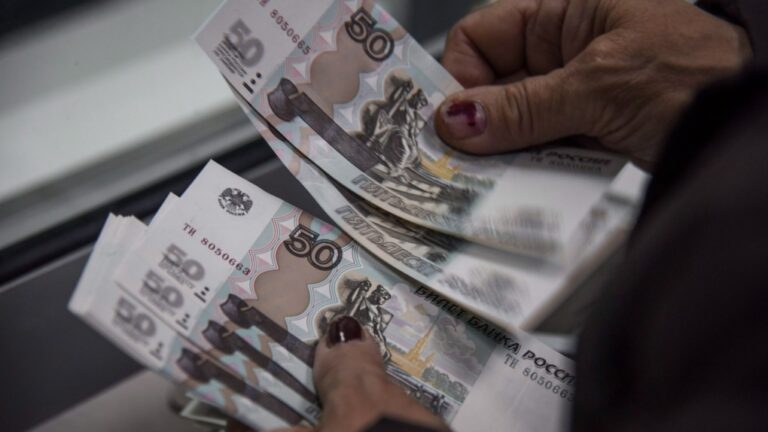 A pensioner counts Russian rubles in Donetsk, eastern Ukraine, April 1, 2015. THE CANADIAN PRESS/AP-Mstyslav Chernov