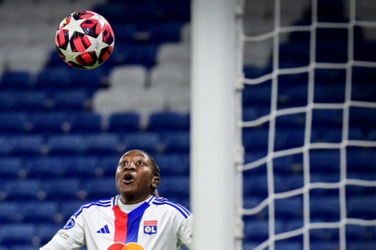 La poussée tardive de Lyon met la Roma en déroute en Ligue des champions féminine tandis que Chelsea et le Real Madrid se qualifient également pour les quarts.