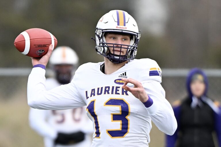 La puissante équipe de Laurier établit un record d'invincibilité contre Laval en Coupe Vanier