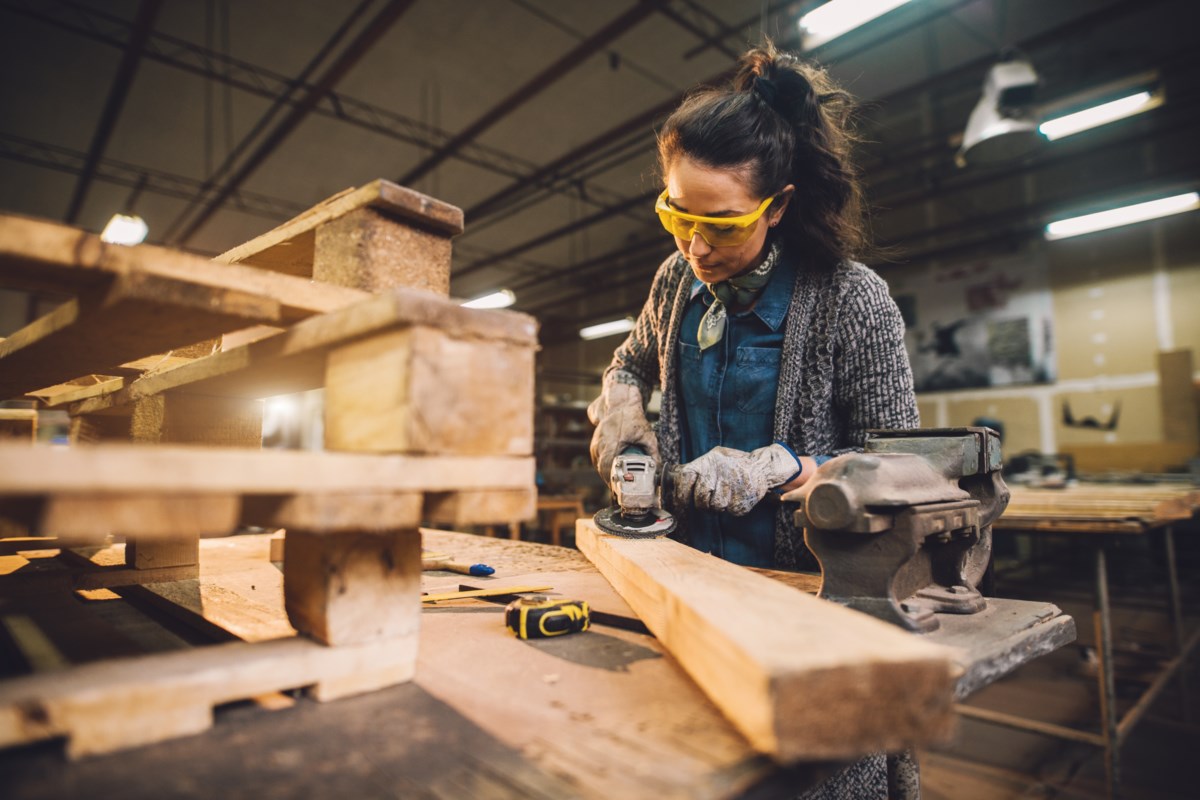 La section locale 2486 des menuisiers aide les filles et les jeunes femmes à découvrir les métiers grâce à la journée Essayez un métier et à des programmes pour poursuivre des apprentissages.