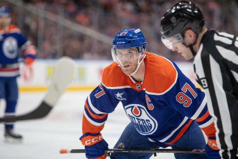 La soirée de quatre points de McDavid lui laisse un peu moins de 1 000 points