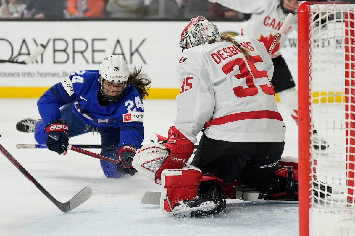 Lacey Eden marque deux des cinq buts des États-Unis en première période alors que les Américains mettent le Canada en déroute