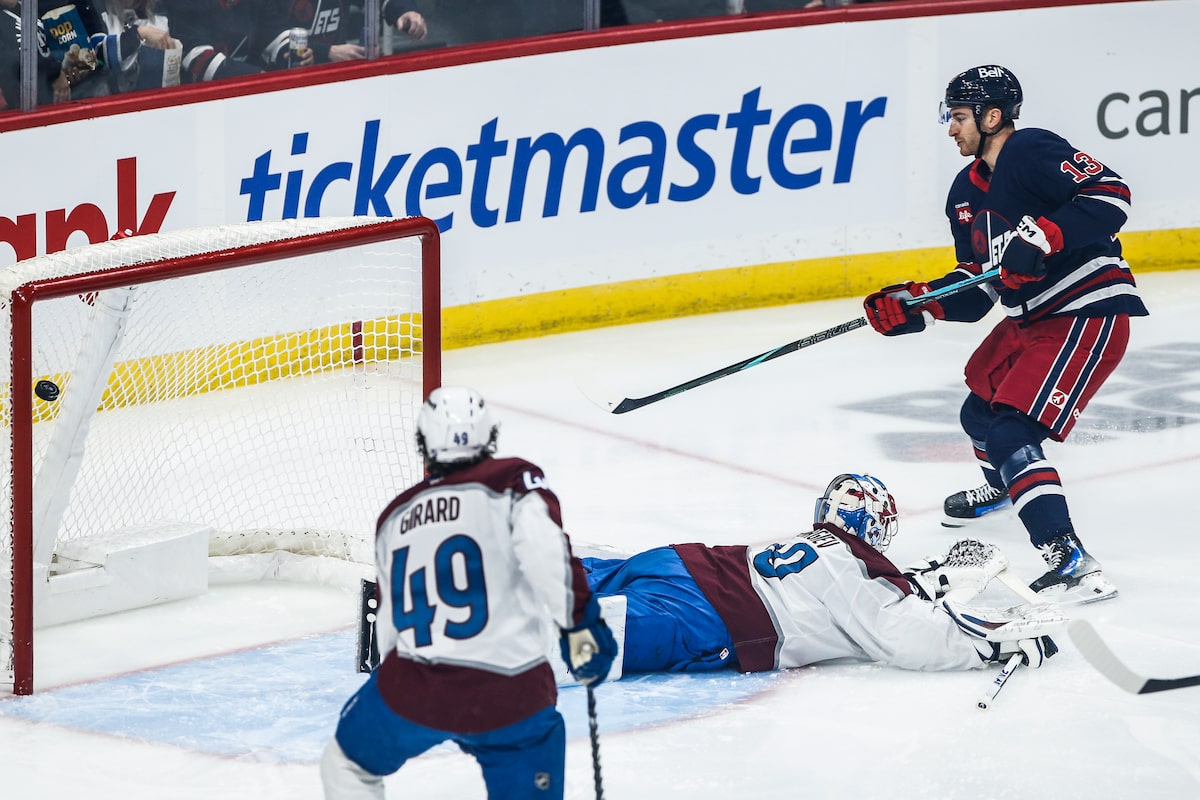 Le blanchissage de 35 arrêts de Connor Hellebuyck permet aux Jets de remporter une victoire 1-0 contre l'Avalanche