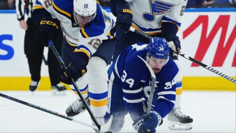 Le capitaine des Maple Leafs, Auston Matthews, absent quotidiennement en raison d'une blessure au haut du corps
