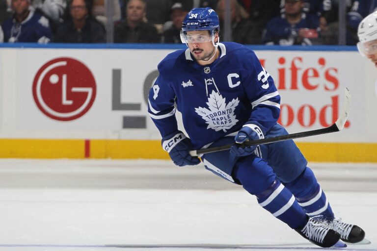 Le capitaine des Maple Leafs, Auston Matthews, consulte un spécialiste en Allemagne pour une blessure au haut du corps