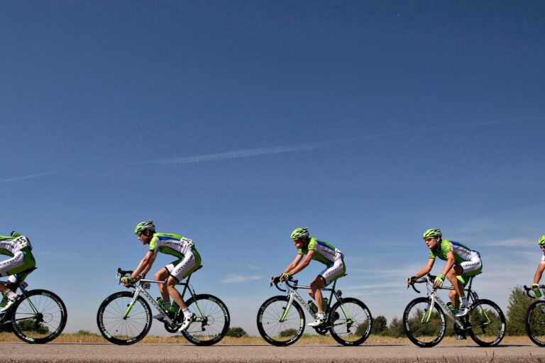 Le coureur de Calgary Alex Volstad se joindra à l'équipe cycliste professionnelle EF-Oatly-Cannondale la saison prochaine