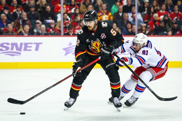 Le défenseur de Calgary MacKenzie Weegar se démarque alors que les Flames battent les Rangers de New York 3-2