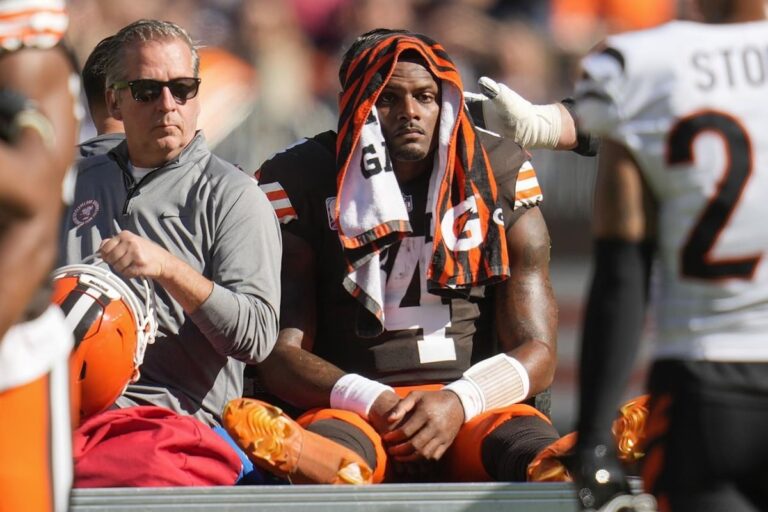Le directeur général des Browns dit qu'il est possible que le quart Deshaun Watson rejoue pour l'équipe après une blessure mettant fin à la saison