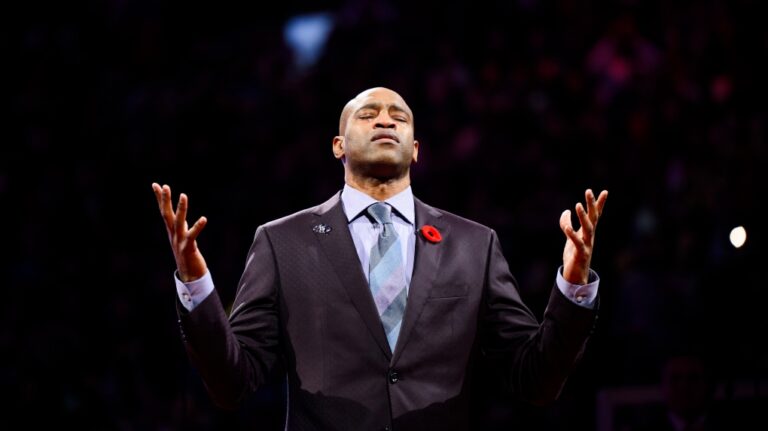 Le maillot n°15 de Vince Carter retiré par les Raptors de Toronto lors d'une cérémonie de mi-match