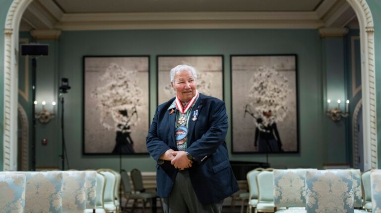 « Le meilleur que nous puissions être » : le juge autochtone et président de la CVR, Murray Sinclair, est décédé à 73 ans