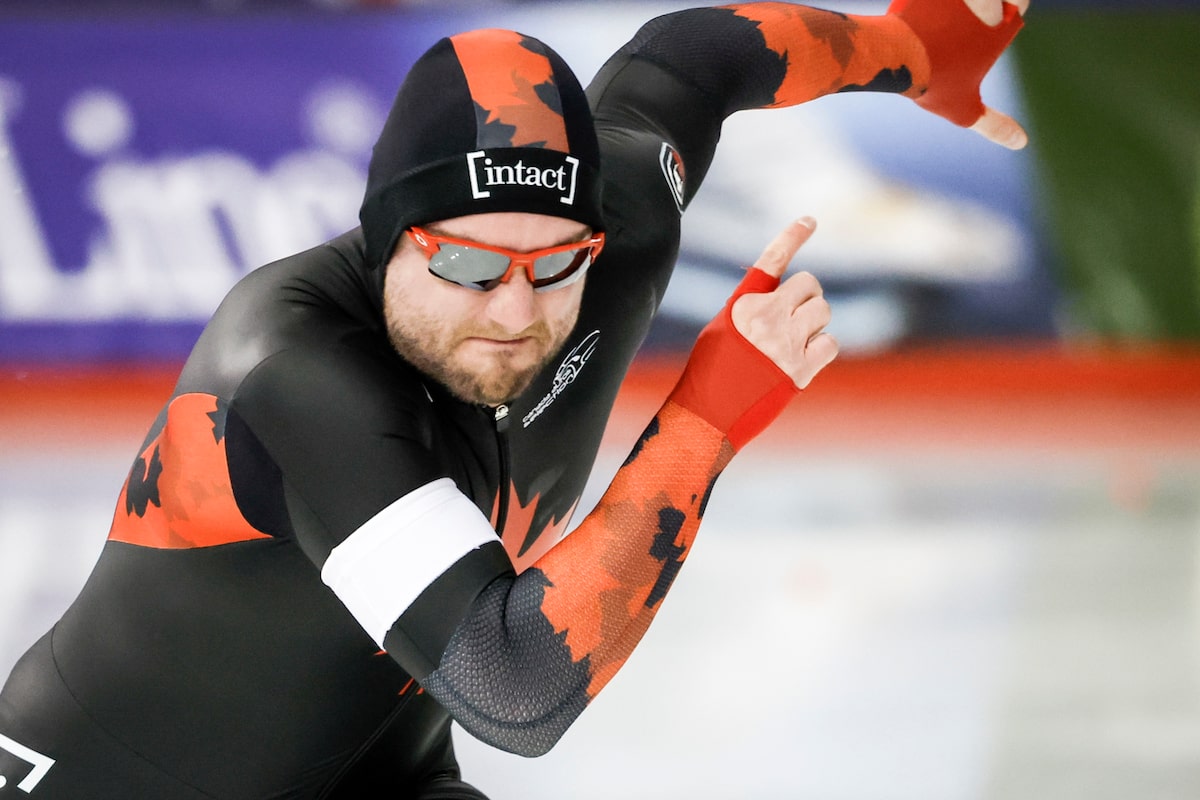 Le patineur de vitesse canadien Laurent Dubreuil remporte l'argent au 500 m lors de l'étape de la Coupe du monde au Japon