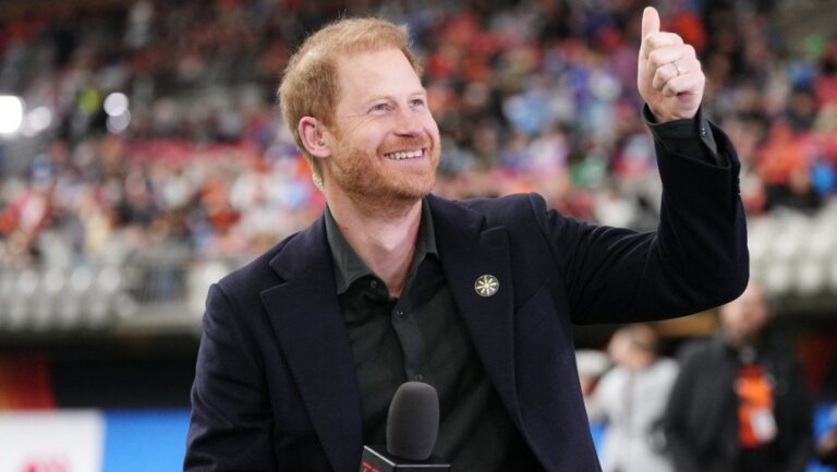 Le prince Harry fait une apparition surprise à la Coupe Grey à Vancouver