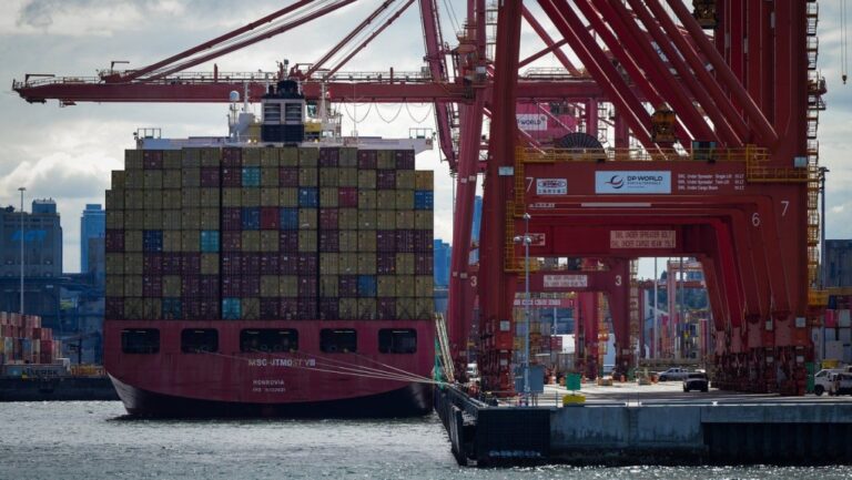 Le syndicat publie un préavis de grève dans le cadre d'un conflit de travail dans un port de Colombie-Britannique, selon les employeurs