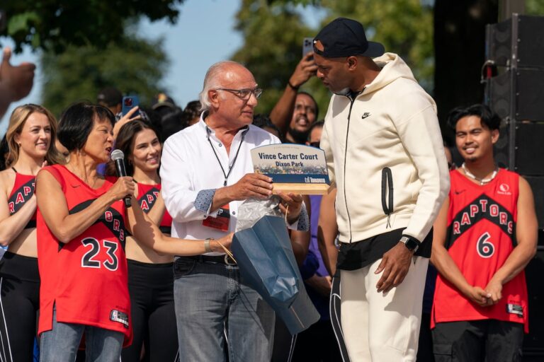 LeBron James des Lakers et Anthony Davis heureux que Vince Carter soit honoré par les Raptors