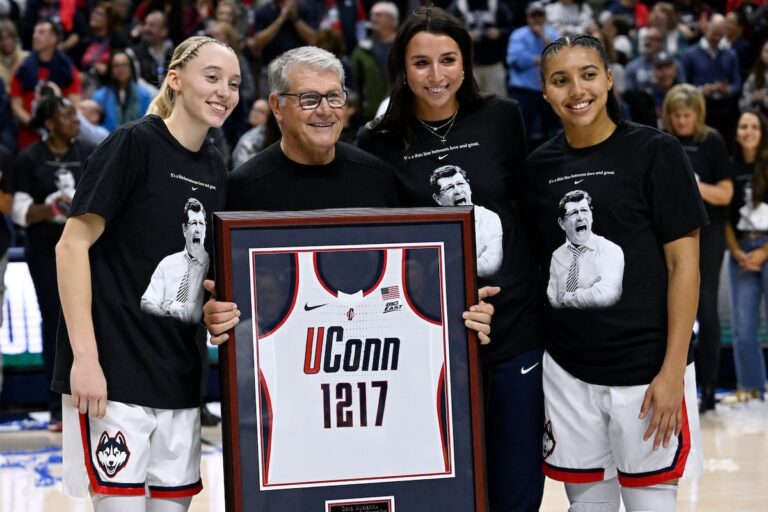 L'entraîneur d'UConn, Geno Auriemma, bat le record de victoires de tous les temps, remportant la 1 217e victoire en carrière
