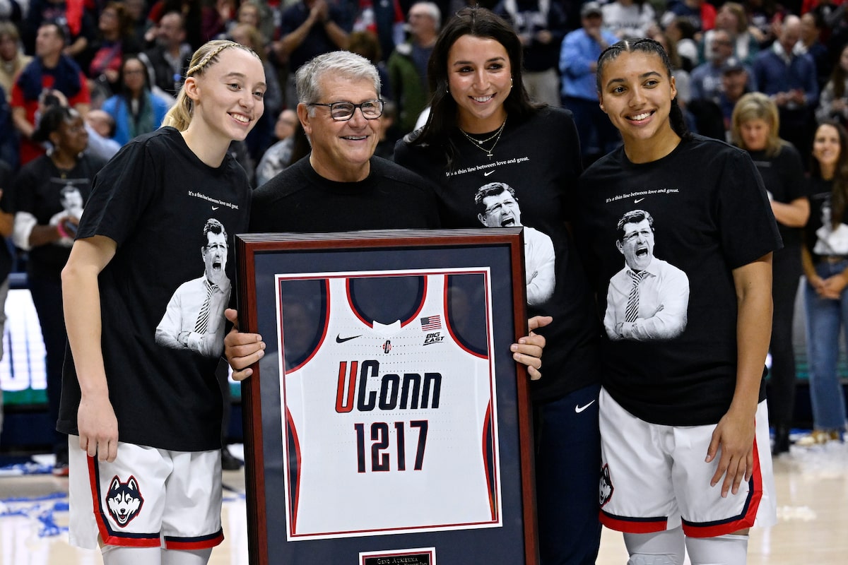 L'entraîneur d'UConn, Geno Auriemma, bat le record de victoires de tous les temps, remportant la 1 217e victoire en carrière