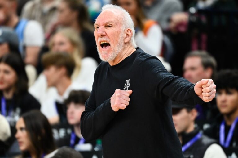 L'entraîneur des Spurs, Gregg Popovich, a eu un léger accident vasculaire cérébral au début du mois et devrait se rétablir complètement.