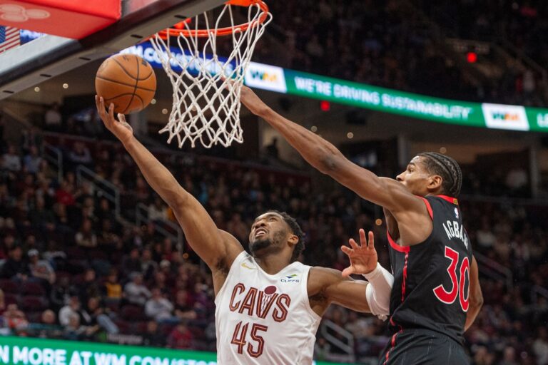 Les 26 points de Donovan Mitchell aident les Cavaliers à améliorer leur fiche à 17-1 et à rester parfaits à domicile avec une victoire de 122-108 contre les Raptors