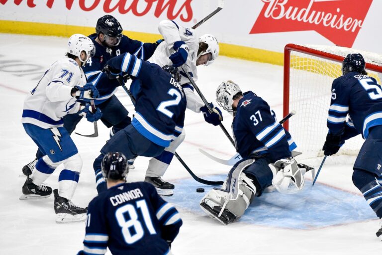 Les Jets de Winnipeg utilisent une attaque équilibrée lors d'une victoire de 7-4 contre le Lightning de Tampa Bay