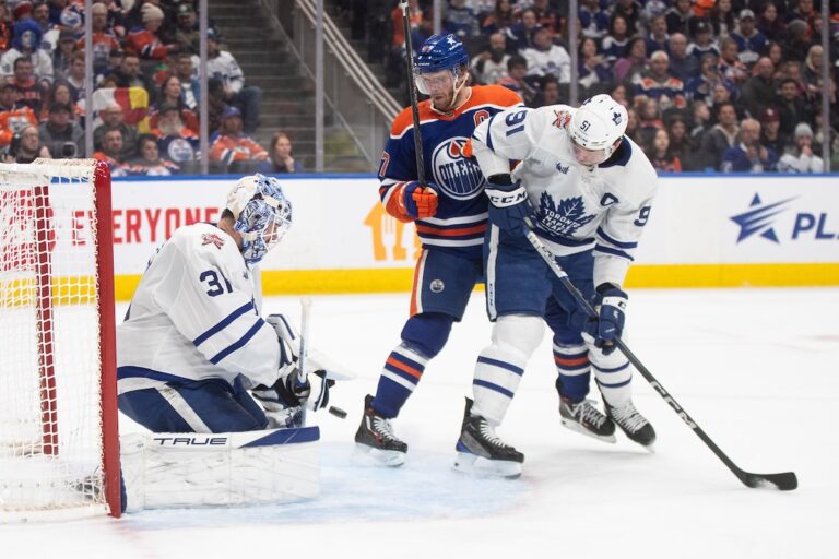 Les Leafs s'apprêtent à affronter McDavid, qui a franchi une étape importante ; Matthews toujours blessé
